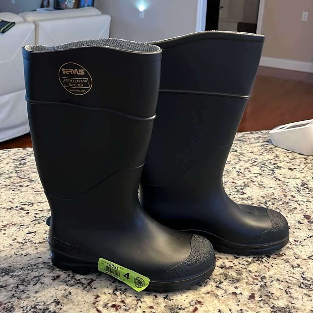 SERVUS boots size 4 new never worn.